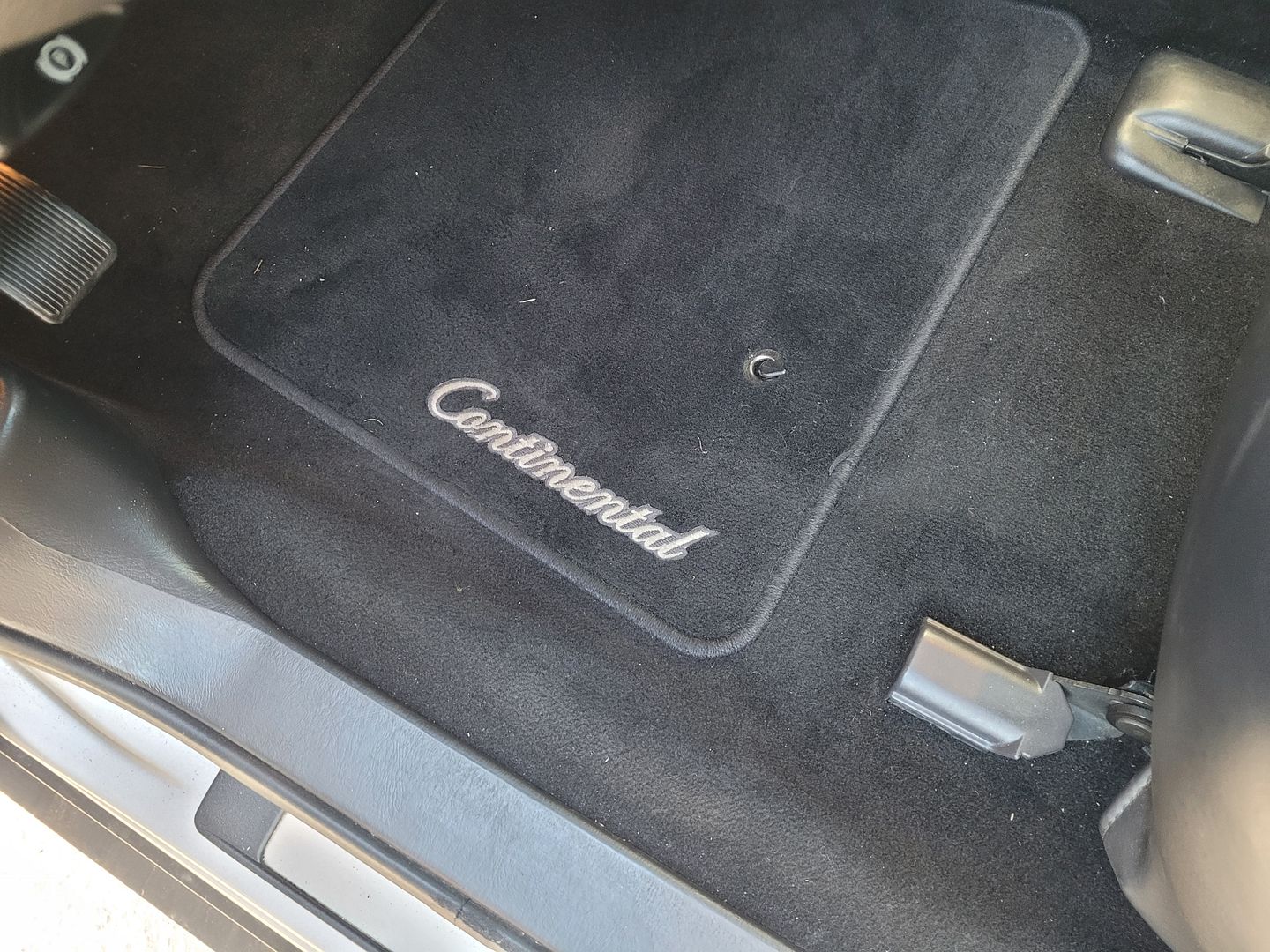 Where can I find the embroidered floor mats of a 2009 to 2011 Lincoln ...