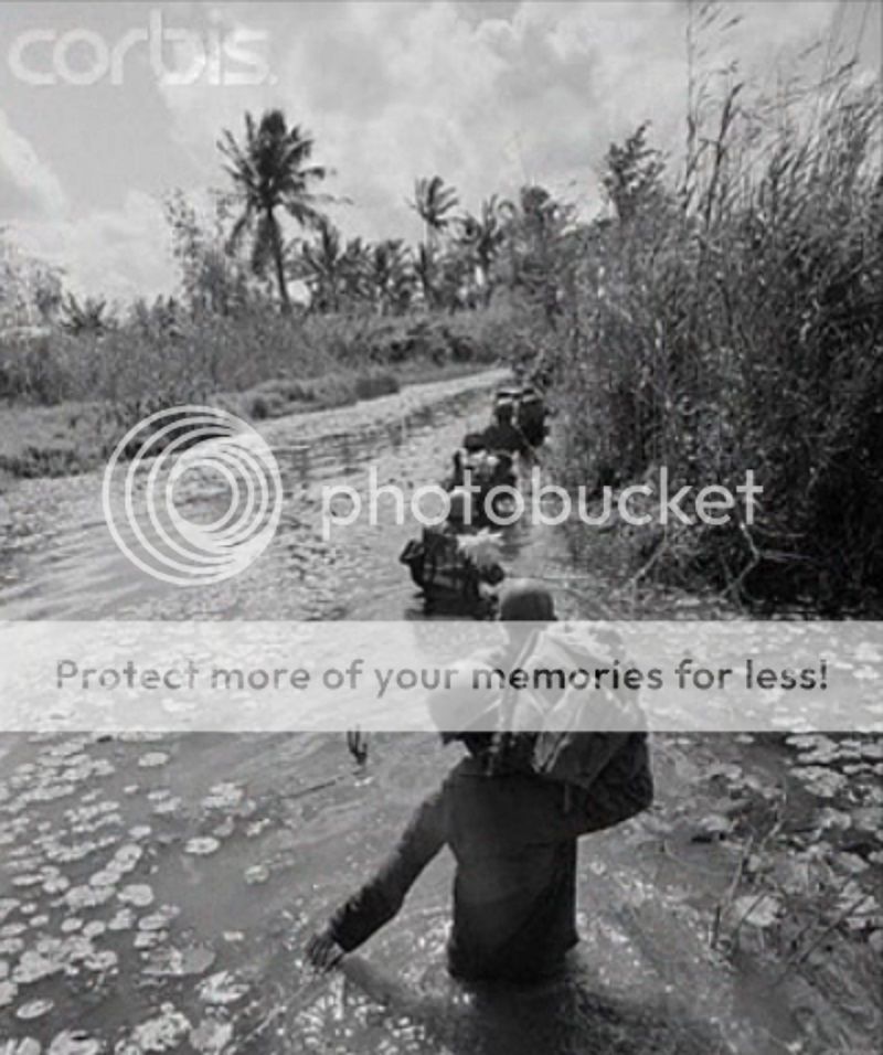 Lính VNCH lội bùn