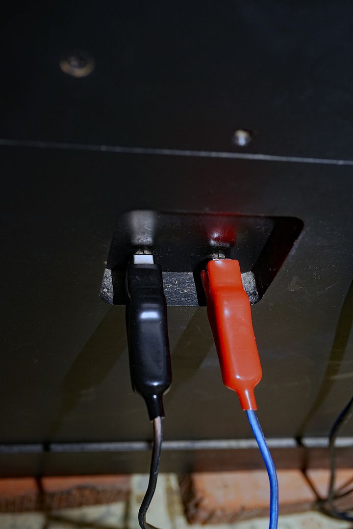 alligator_clips_(10A)_on_JBL_terminals.jpg